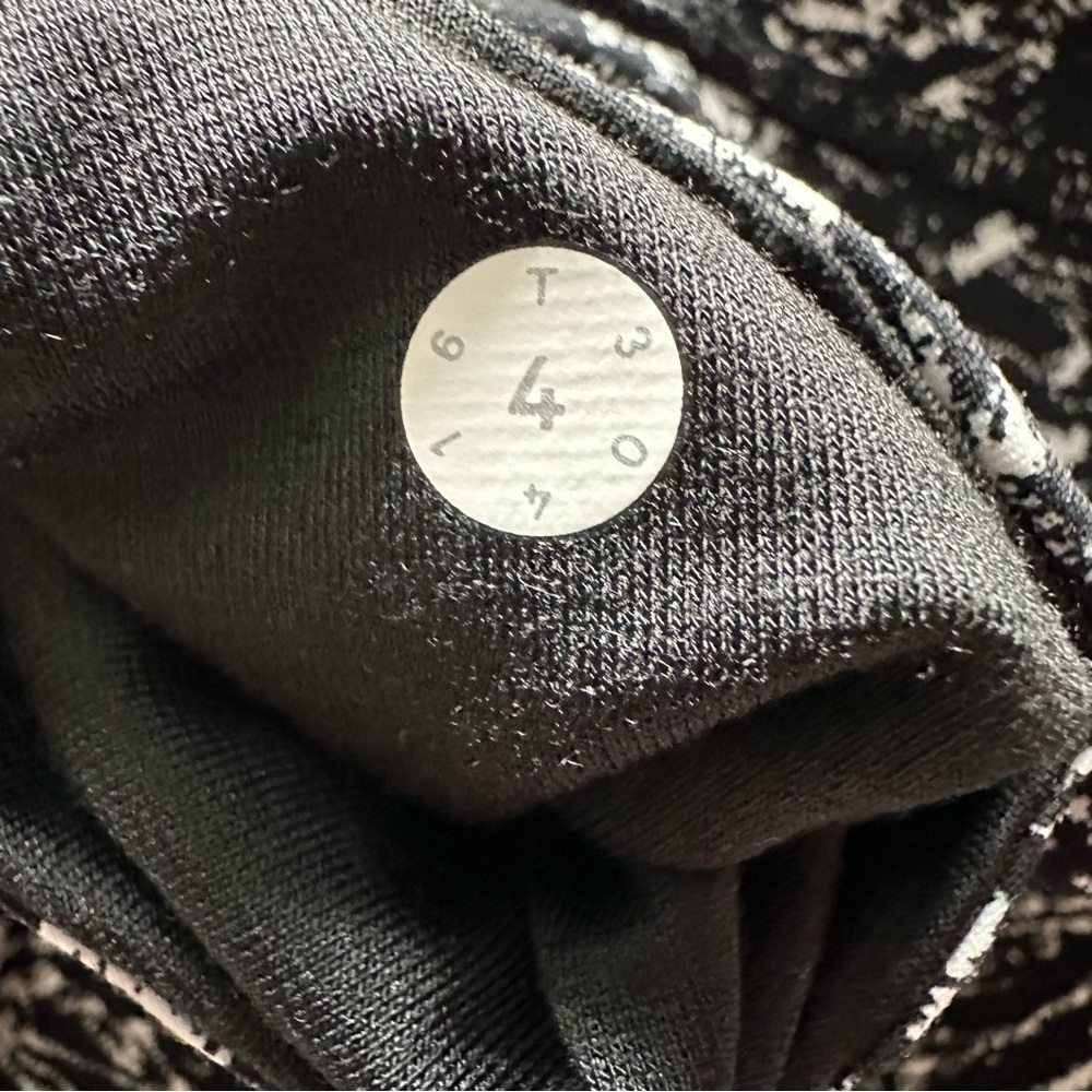 Lululemon Women's Black and White leggings - Picture 6 of 7